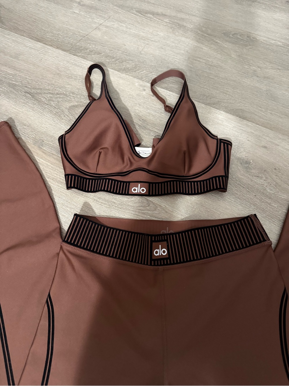 New Alo Brown Seam Detail Sports Bra & Leggings Set - Picture 2 of 5